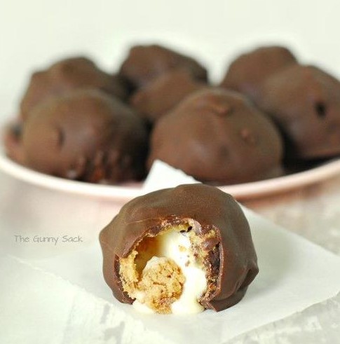 Chocolate Enrobing Vs Chocolate Moulding, Which Is Better For Your Bussiness